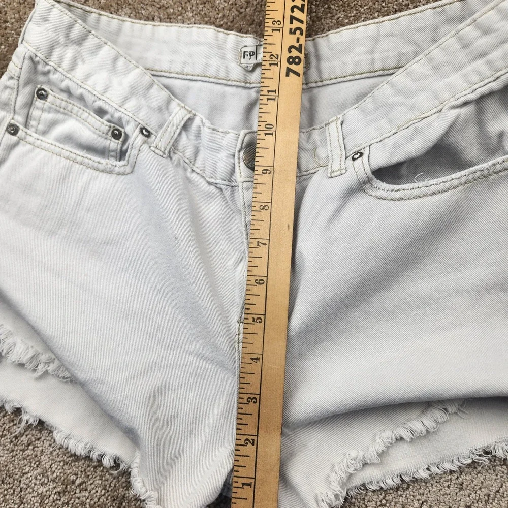 Free People White Denim Cut Off Frayed Hem Shorts Size 28 Light Wash Boho